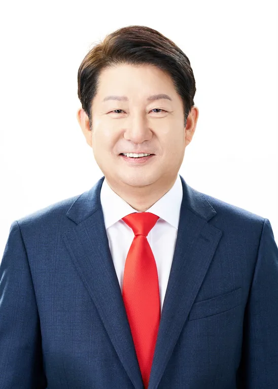 权泳臻